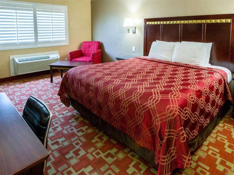 Econo Lodge Inn & Suites Fallbrook Downtown Экстерьер фото