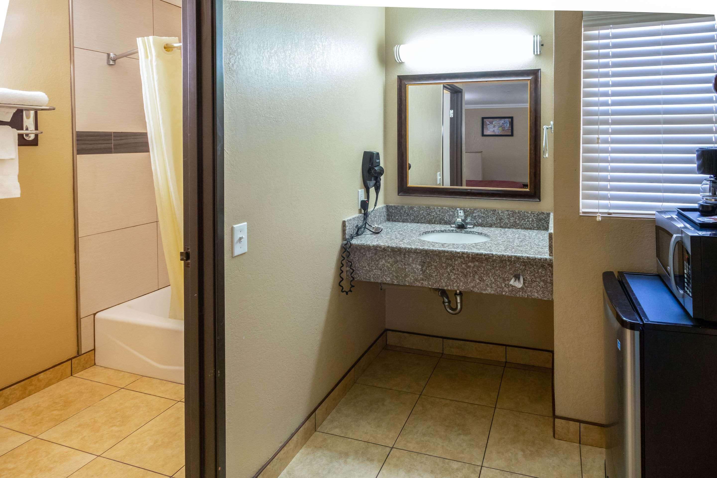 Econo Lodge Inn & Suites Fallbrook Downtown Экстерьер фото