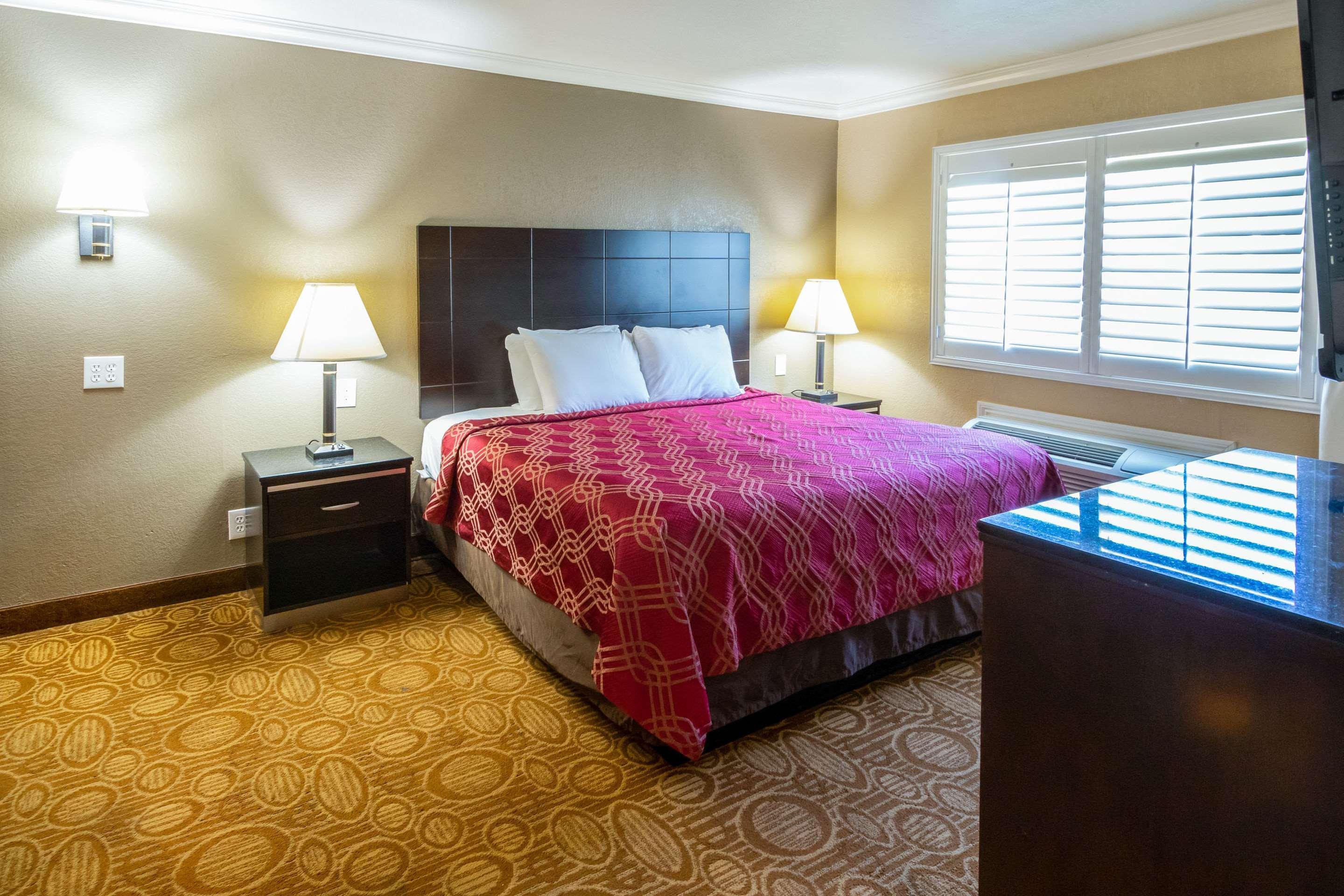 Econo Lodge Inn & Suites Fallbrook Downtown Экстерьер фото