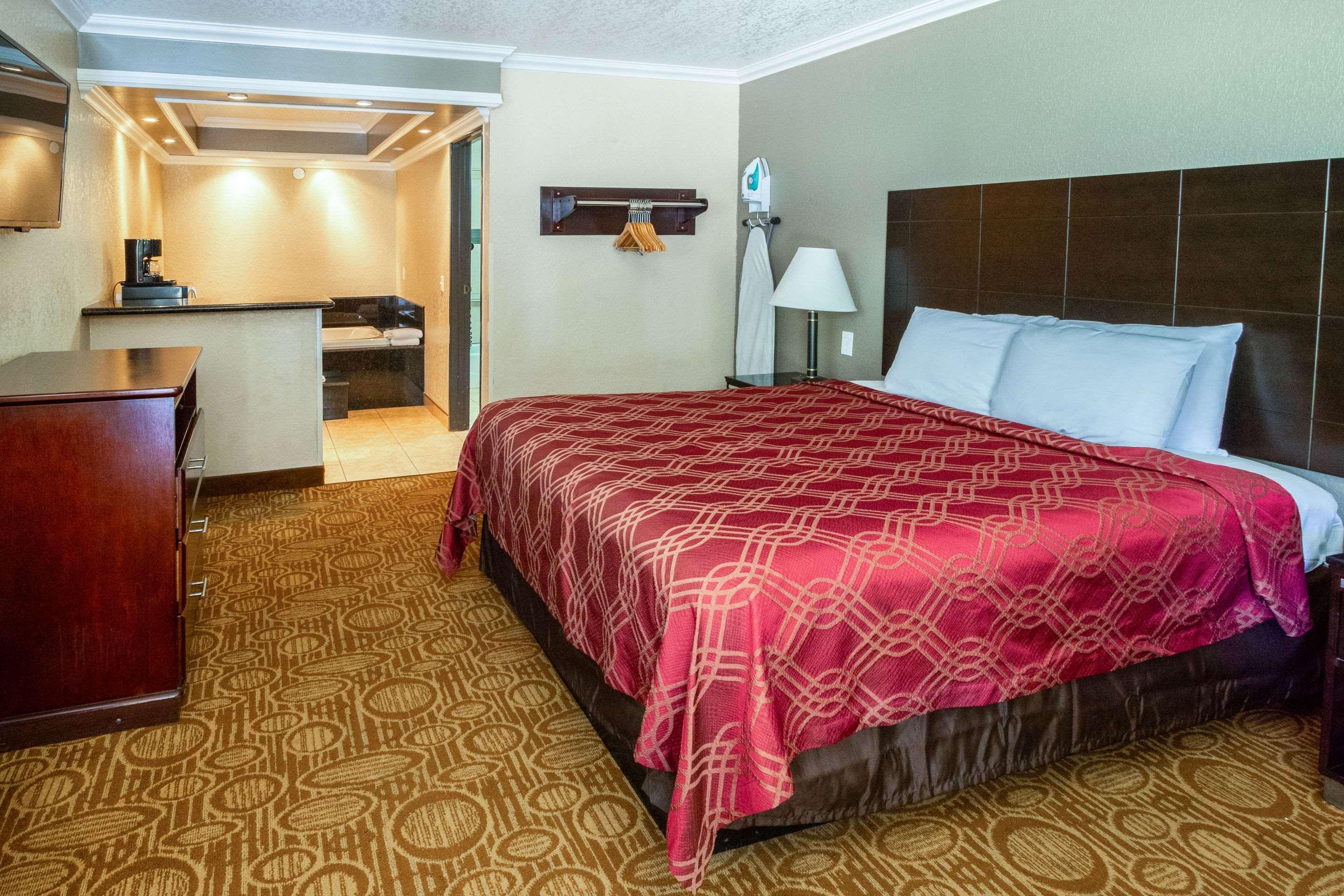 Econo Lodge Inn & Suites Fallbrook Downtown Экстерьер фото