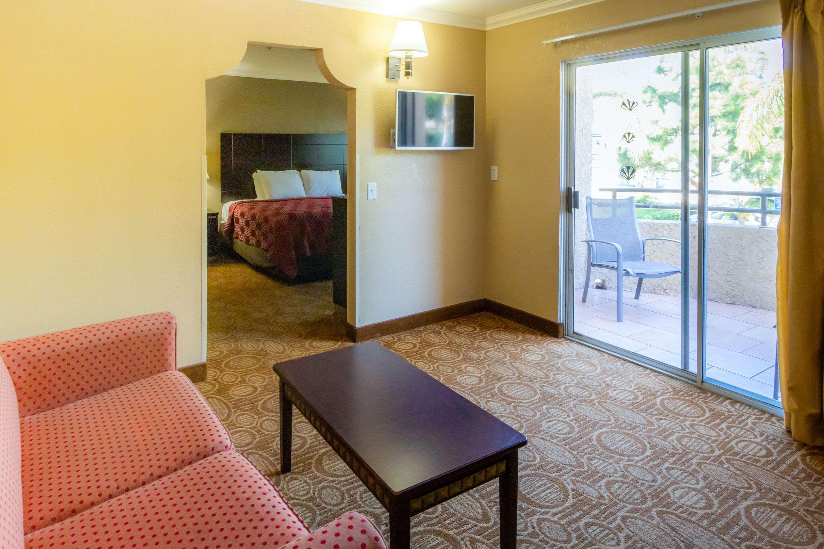 Econo Lodge Inn & Suites Fallbrook Downtown Экстерьер фото