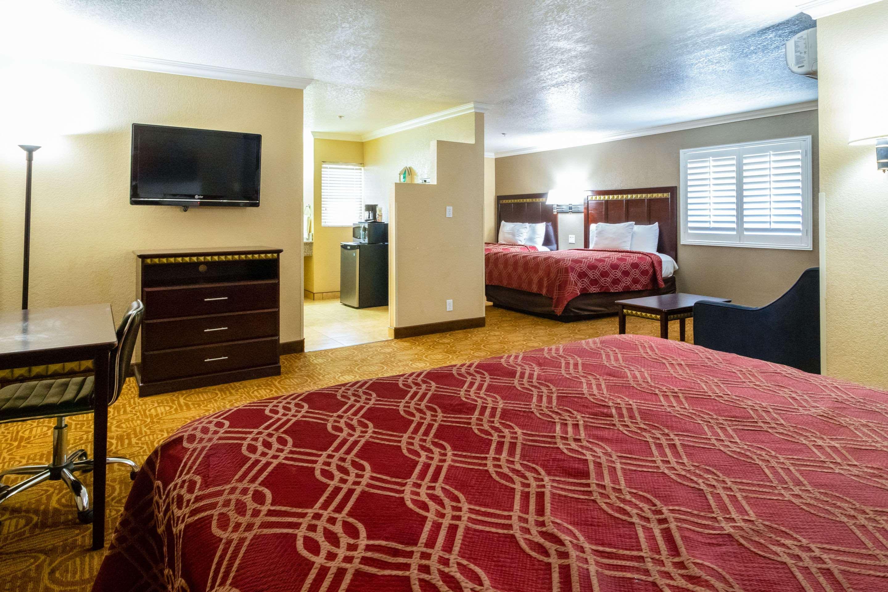Econo Lodge Inn & Suites Fallbrook Downtown Экстерьер фото