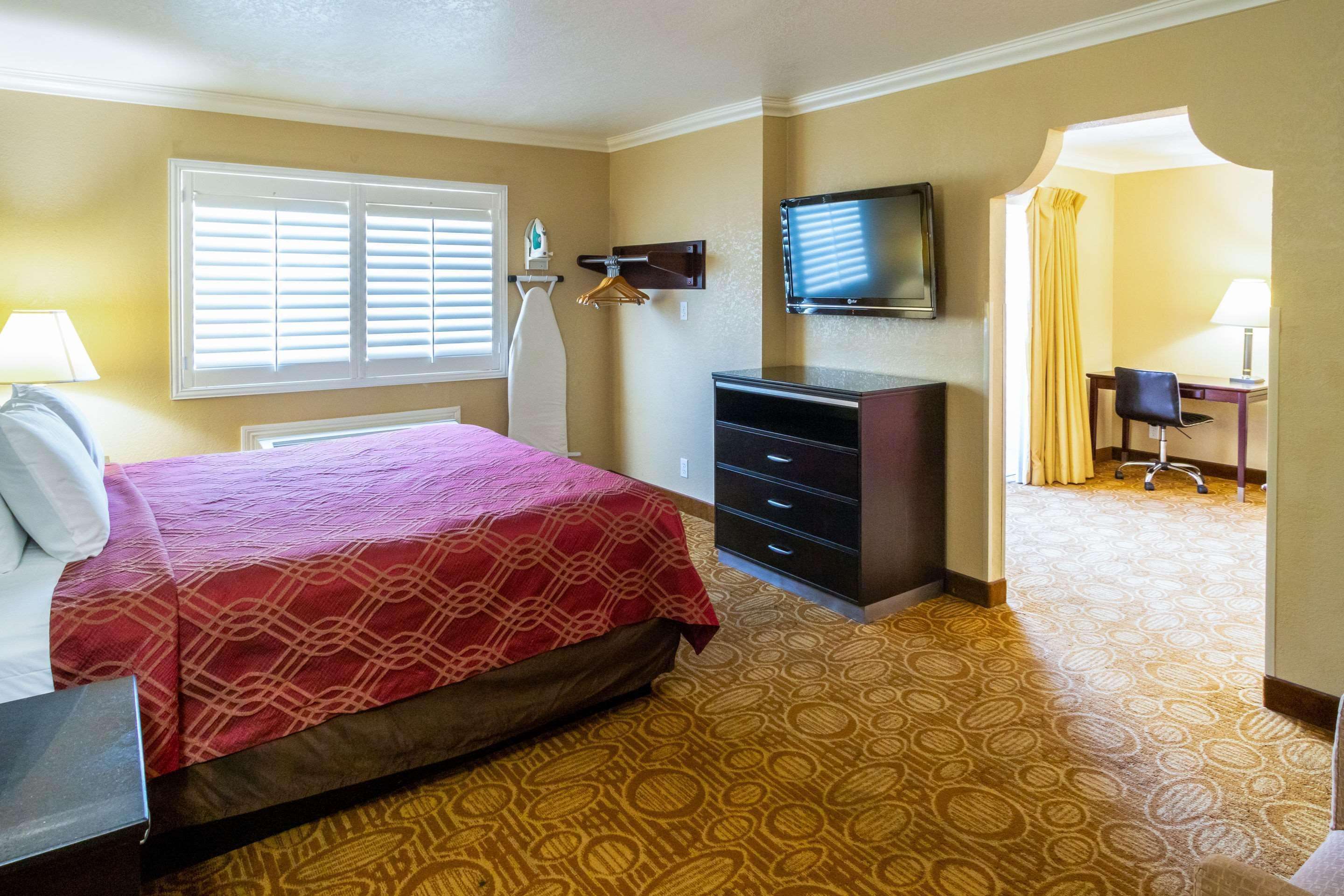 Econo Lodge Inn & Suites Fallbrook Downtown Экстерьер фото